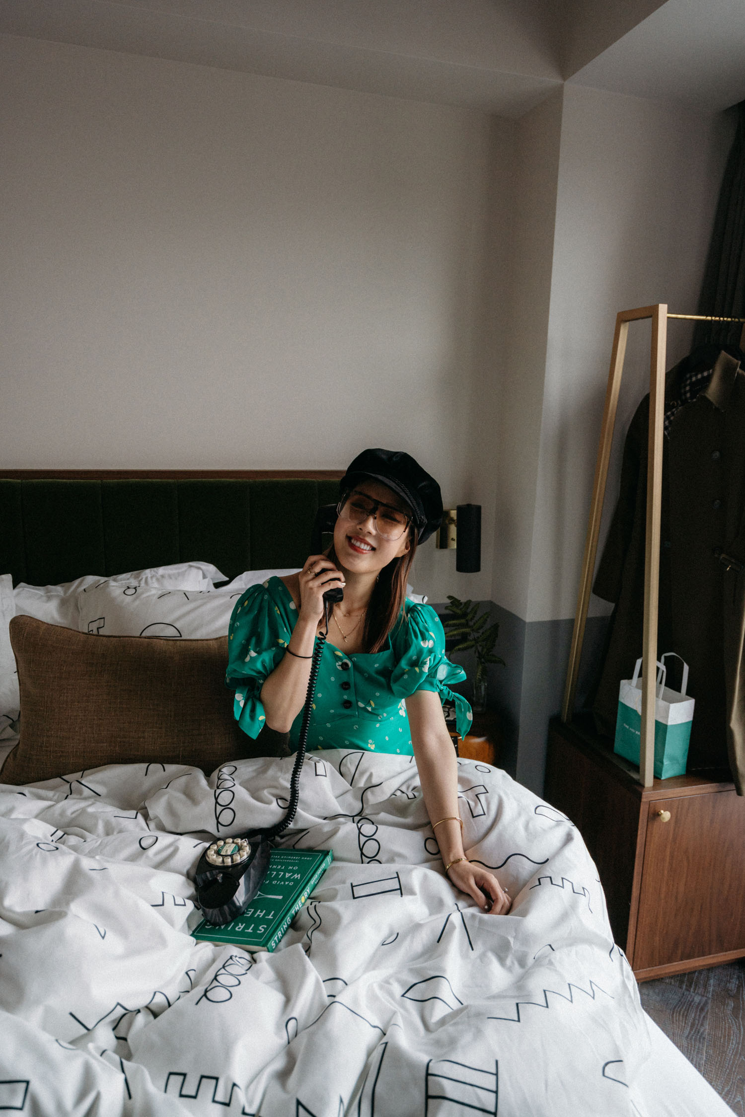 Sretsis连衣裙,Eric Javits Hat,Loewe太阳镜