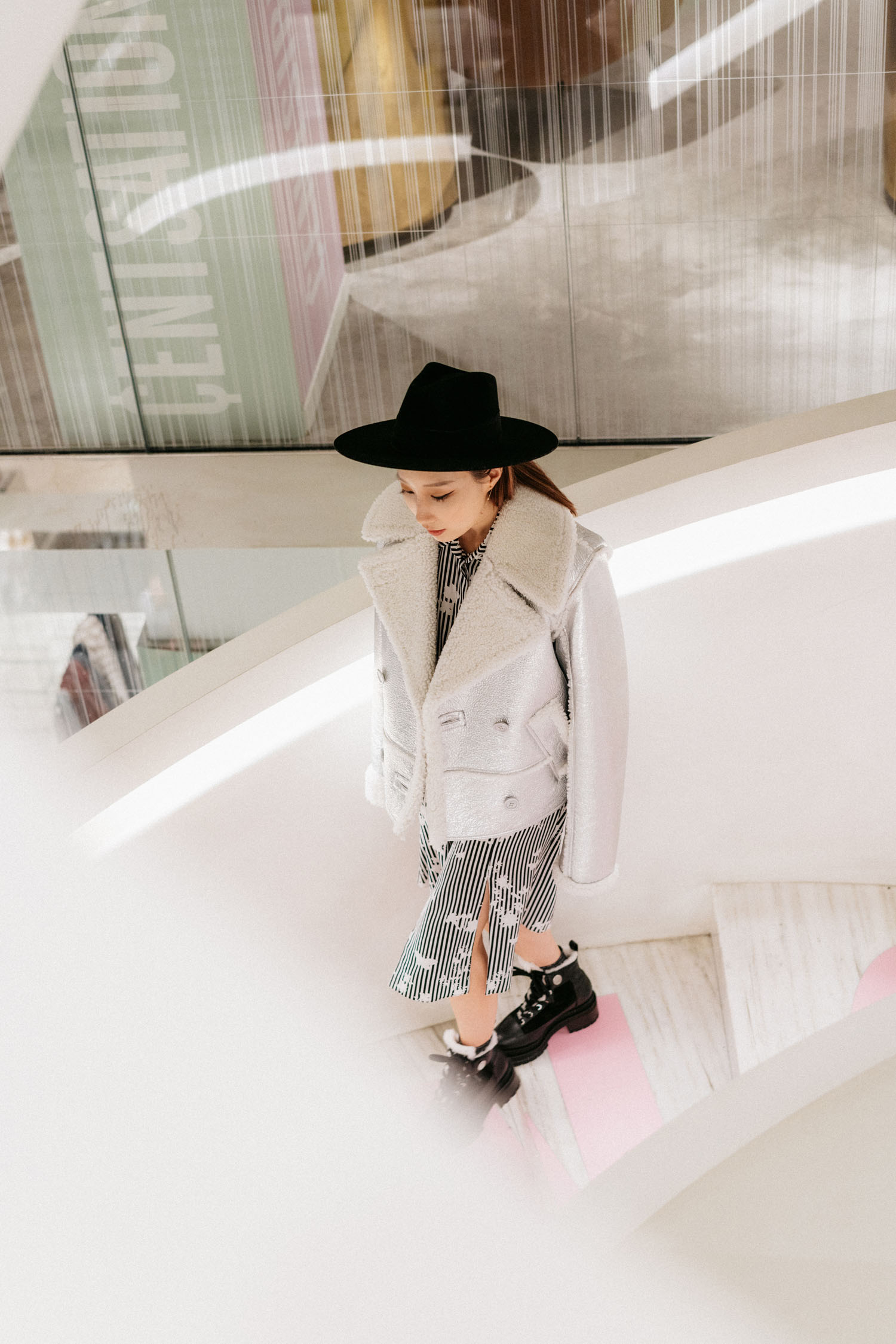 Barneys纽约市中心穿着Sies Marjan外套,Altuzarra连衣裙,Pierre Hardy Boots,Janessa Leone Hat