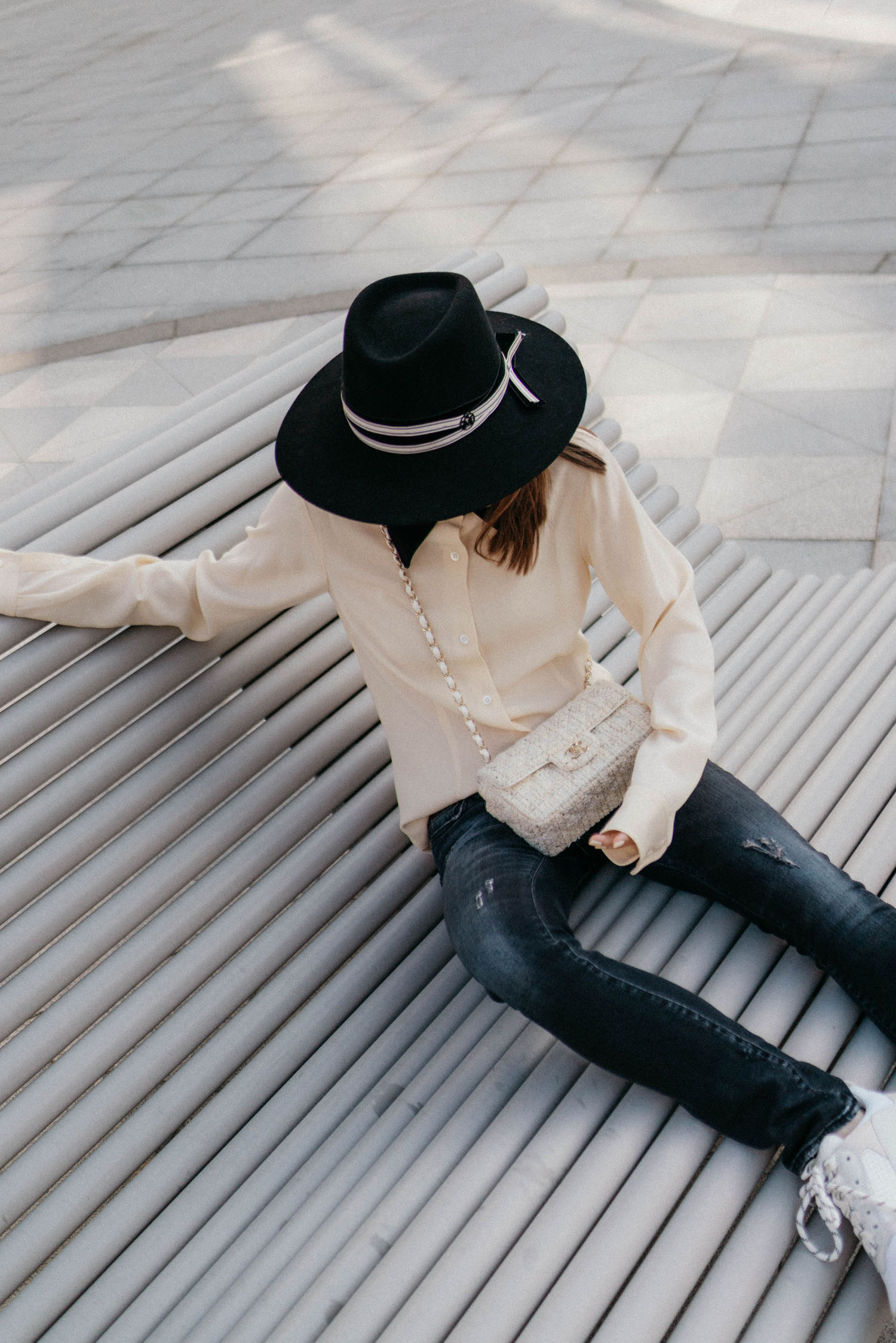 Dries Van Noten Top,R13牛仔布,Balenciaga运动鞋,Chanel Bag,Maison Michel Hat,Wwake耳环,Céline太阳镜