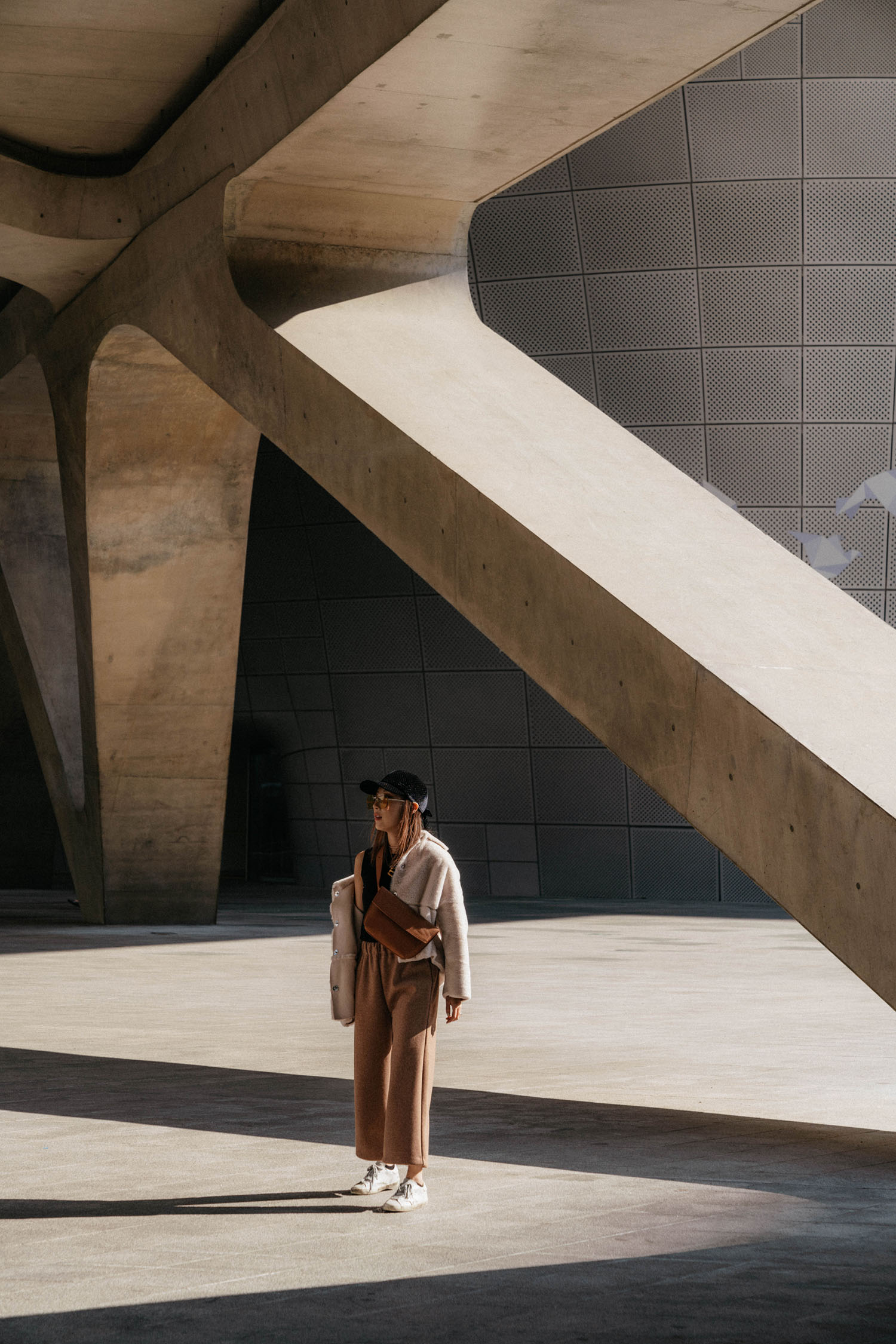 Aver Studio外套,Everlane Top,Aver Studio Pants,Golden Goose运动鞋,Yvonne Kone包,Maison Michel Hat,Gucci太阳镜