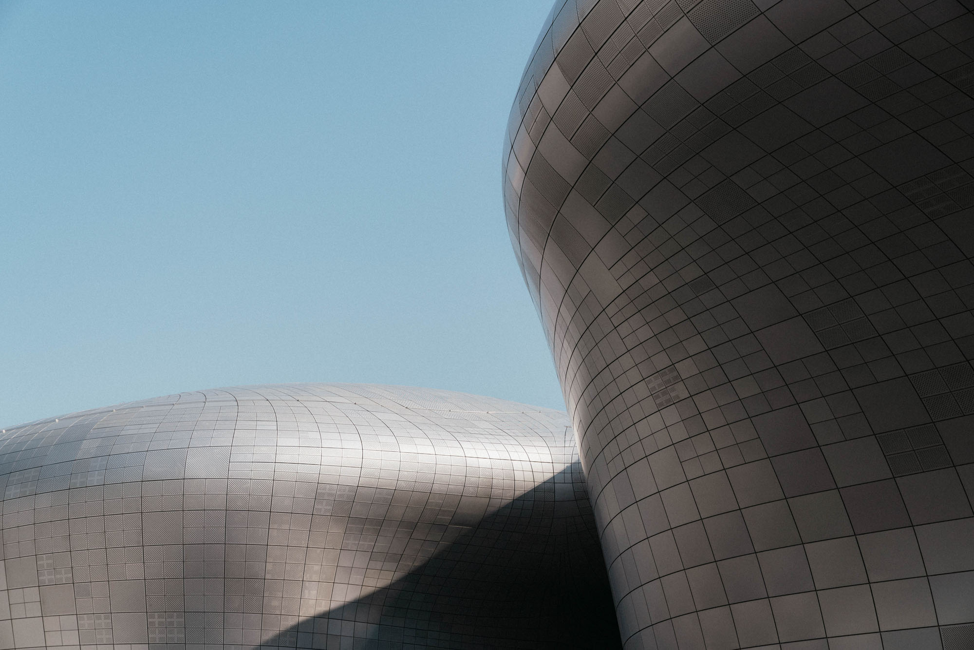 Dongdaemun设计广场(DDP)由Zaha Hadid设计
