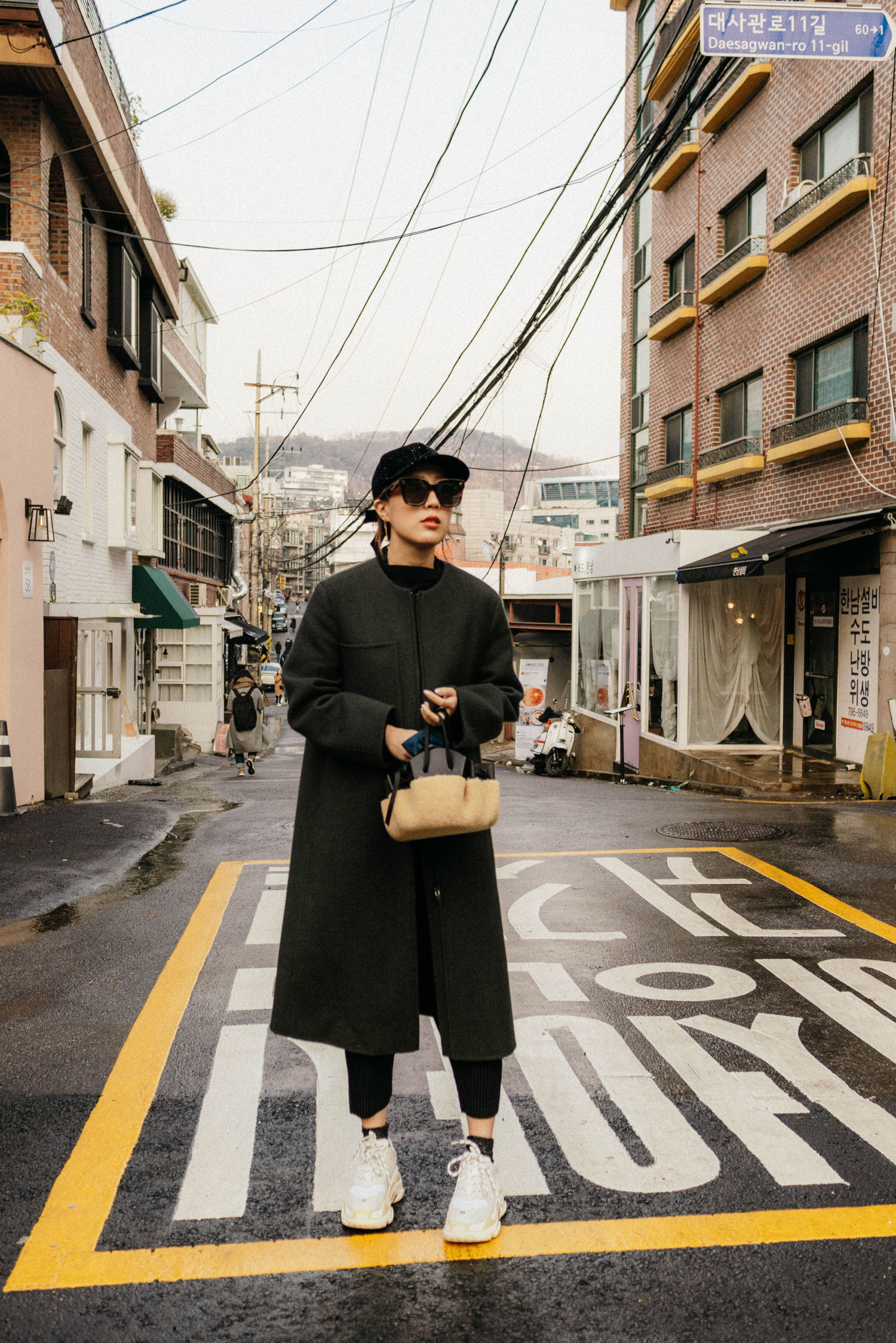 kuho Coat,Issey Miyake Top,Issey Miyake裤子,Aeta包,Balenciaga运动鞋