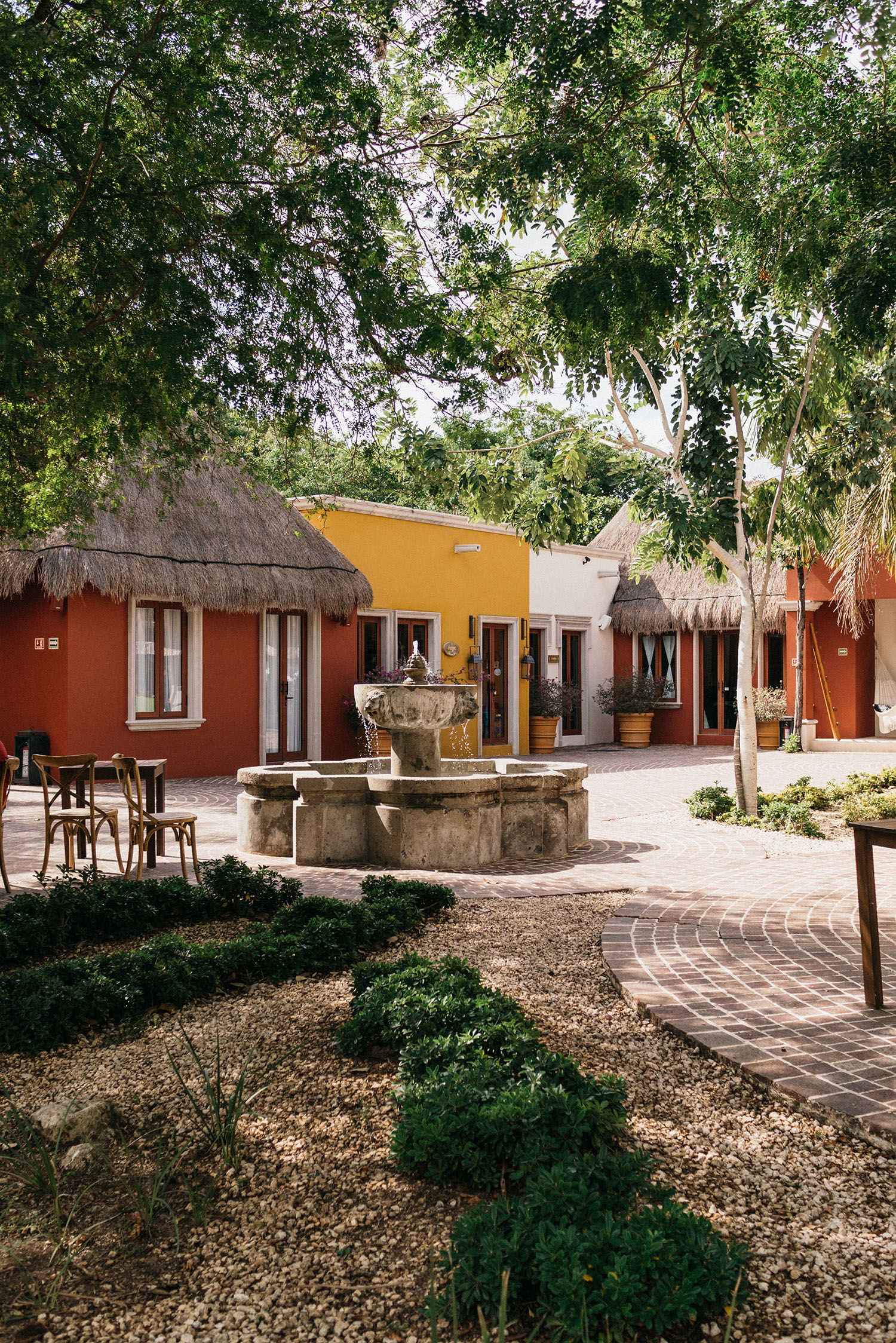 将我们的自行车骑到El Pueblito,这是一个小广场,由餐馆,精品店和Mayakoba Complex中间组成的小广场,设计为正宗的墨西哥村广场。