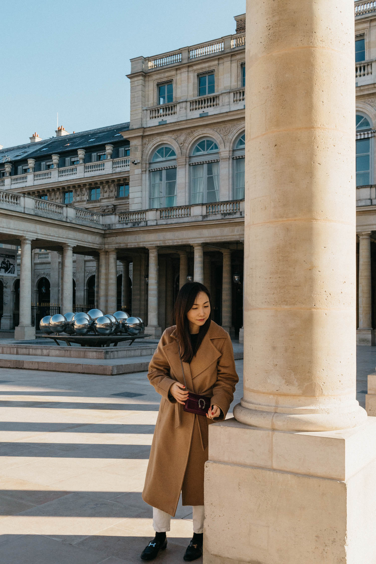 朱莉穿着Max Mara Coat和Gucci包