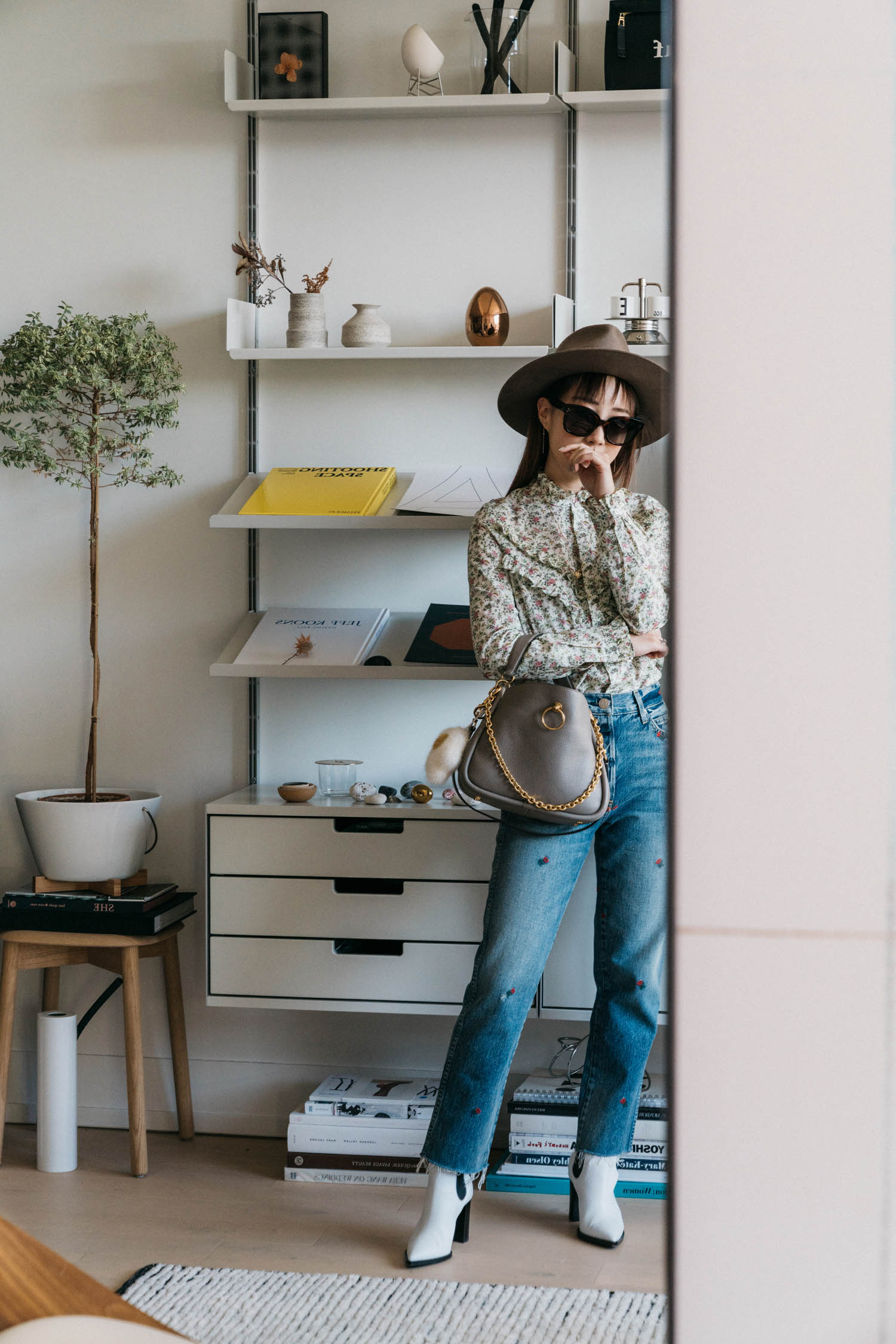 Sézane上衣,amo牛仔布,Gianvito Rossi Boots,Mulberry Bag,Janessa Leone Hat,Céline太阳镜