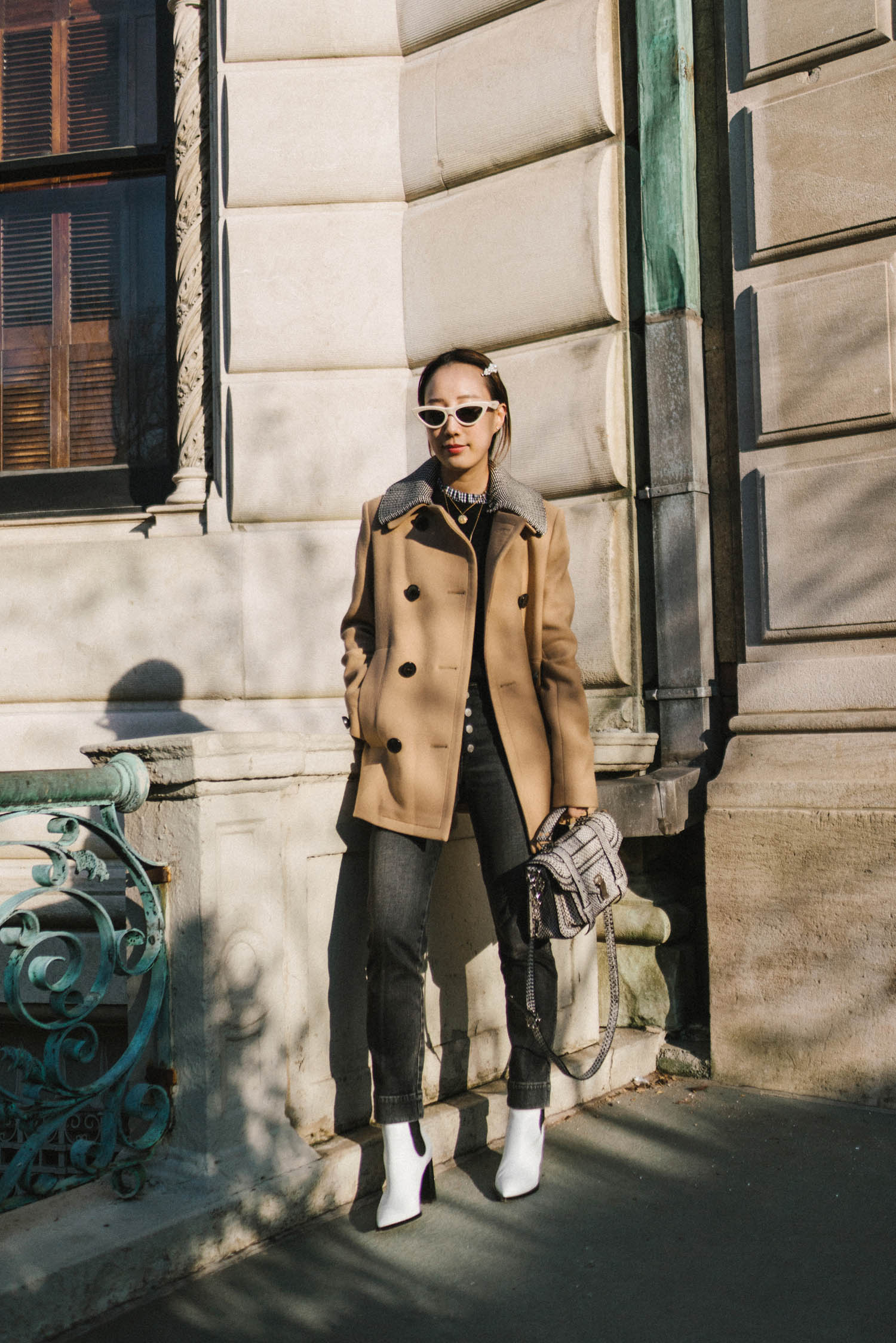 Proenza Schouler外套,Trave Denim,Proenza Schouler包,Gianvito Rossi Boots,Celine太阳镜,Simone Rocha发夹