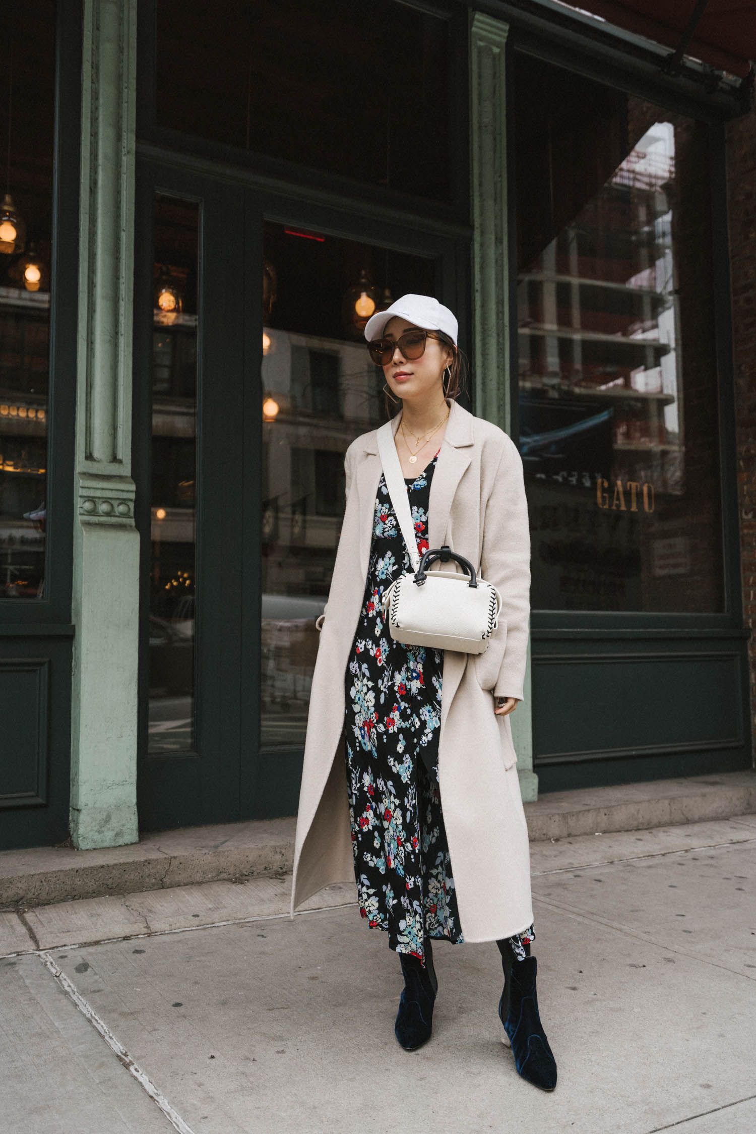 Delvaux Bag,Alaïa靴子,Balenciaga帽,温柔的怪物太阳镜,地区耳环