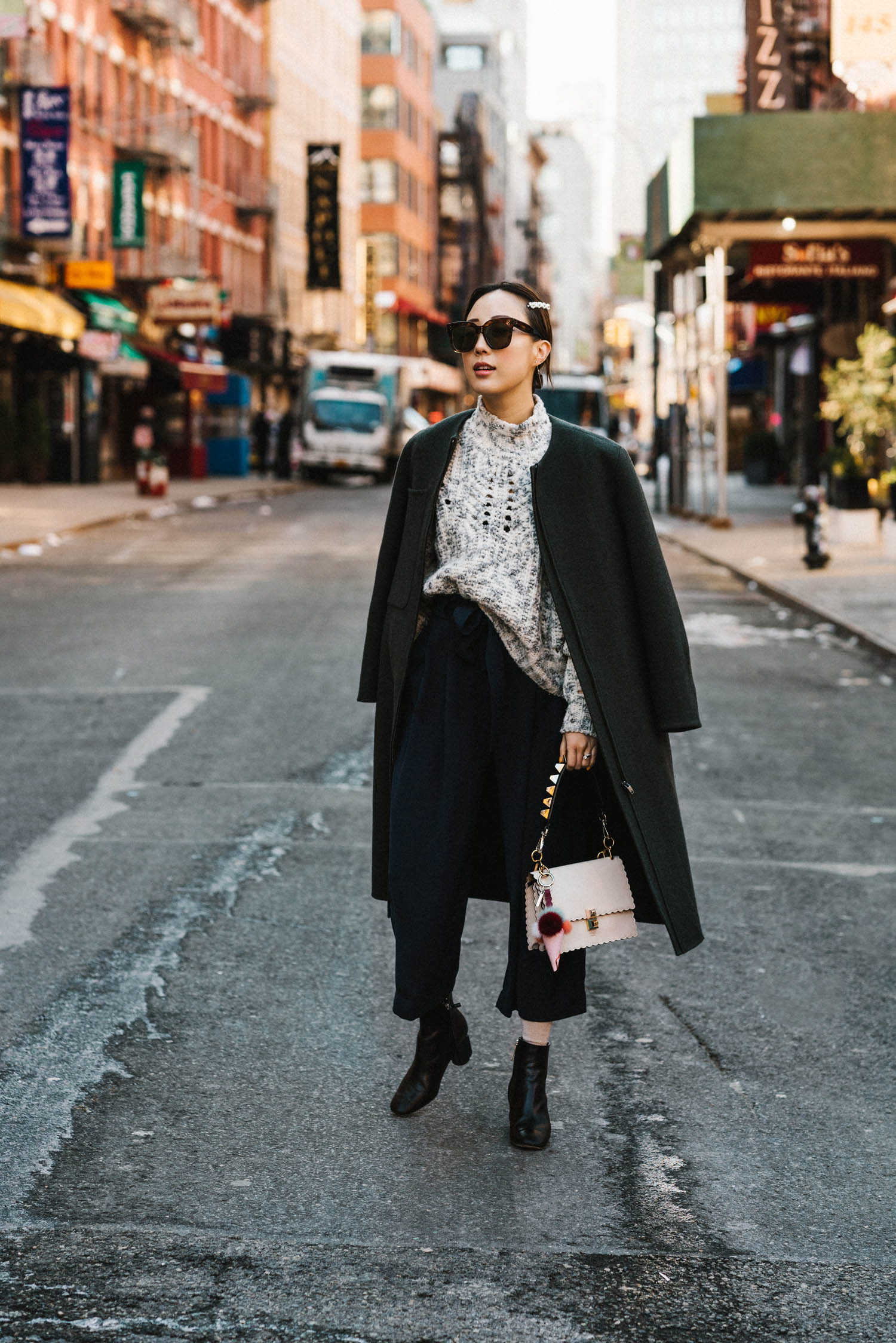 kuho外套,isabel marant毛衣,娇小的工作室裤子,行靴,fendi包,celine sunglassses,simone rocha发夹