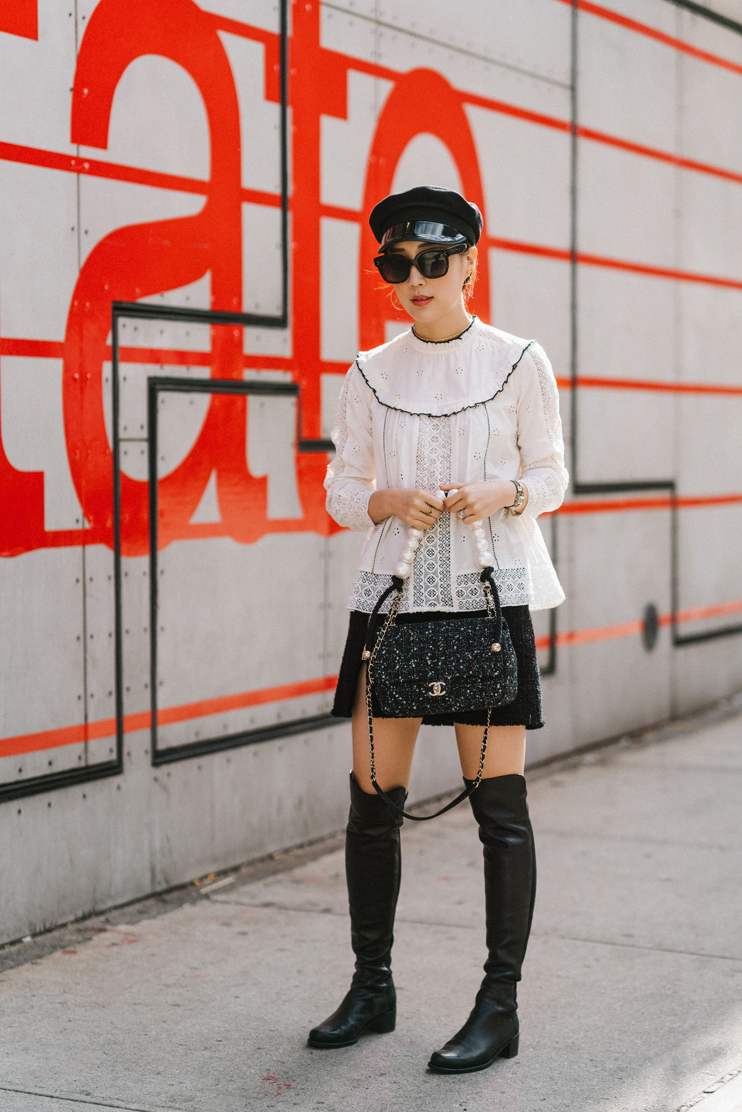 Sézane上衣,亚历山大王裙,Stuart Weitzman靴子,Chanel Bag,Gucci Hat
