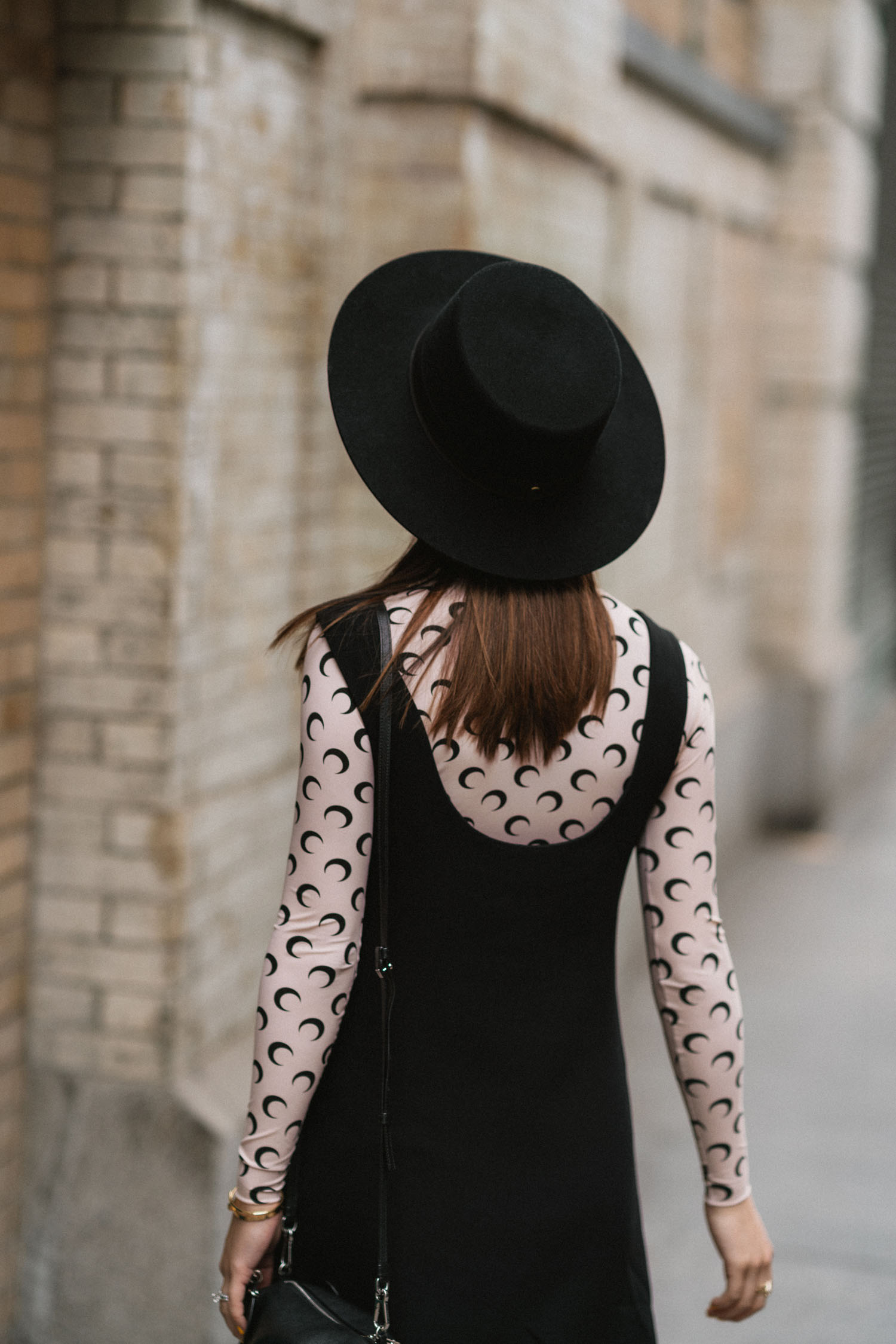 普拉达连衣裙,海洋Serre顶部,亚历山大王靴,Loewe Bag,Janessa Leone Hat,Loewe Sunglasses