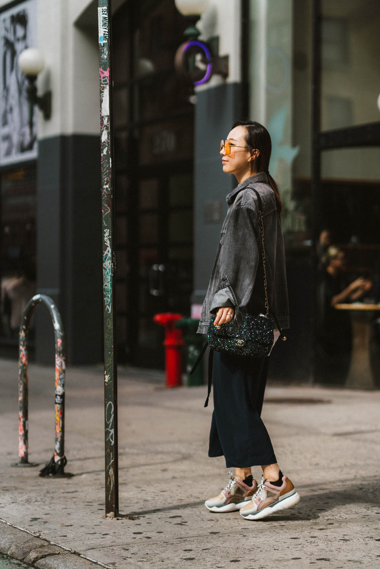 Balenciaga夹克,Alex Mill Top,Fendi运动鞋,Chanel Bag,Gucci太阳镜