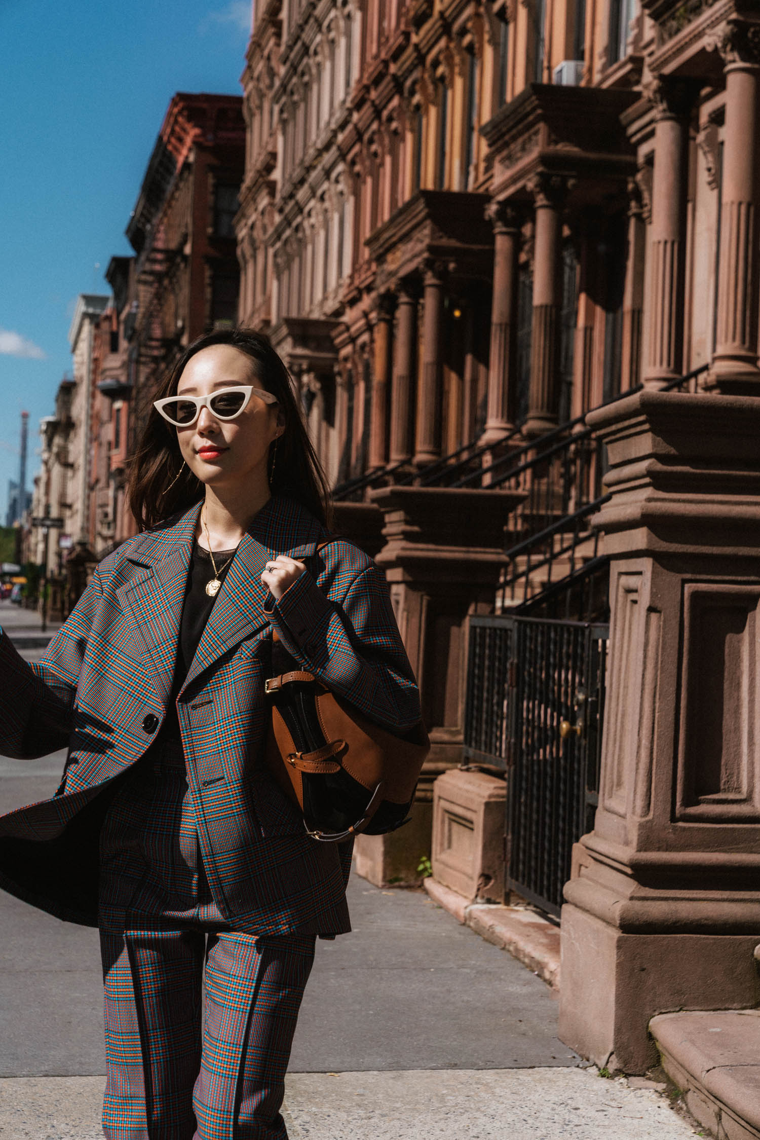 MM6西装外套,Helmut Lang Top,MM6裤子,Altuzarra包,席琳运动鞋,Celine Sunglasses,Azlee项链
