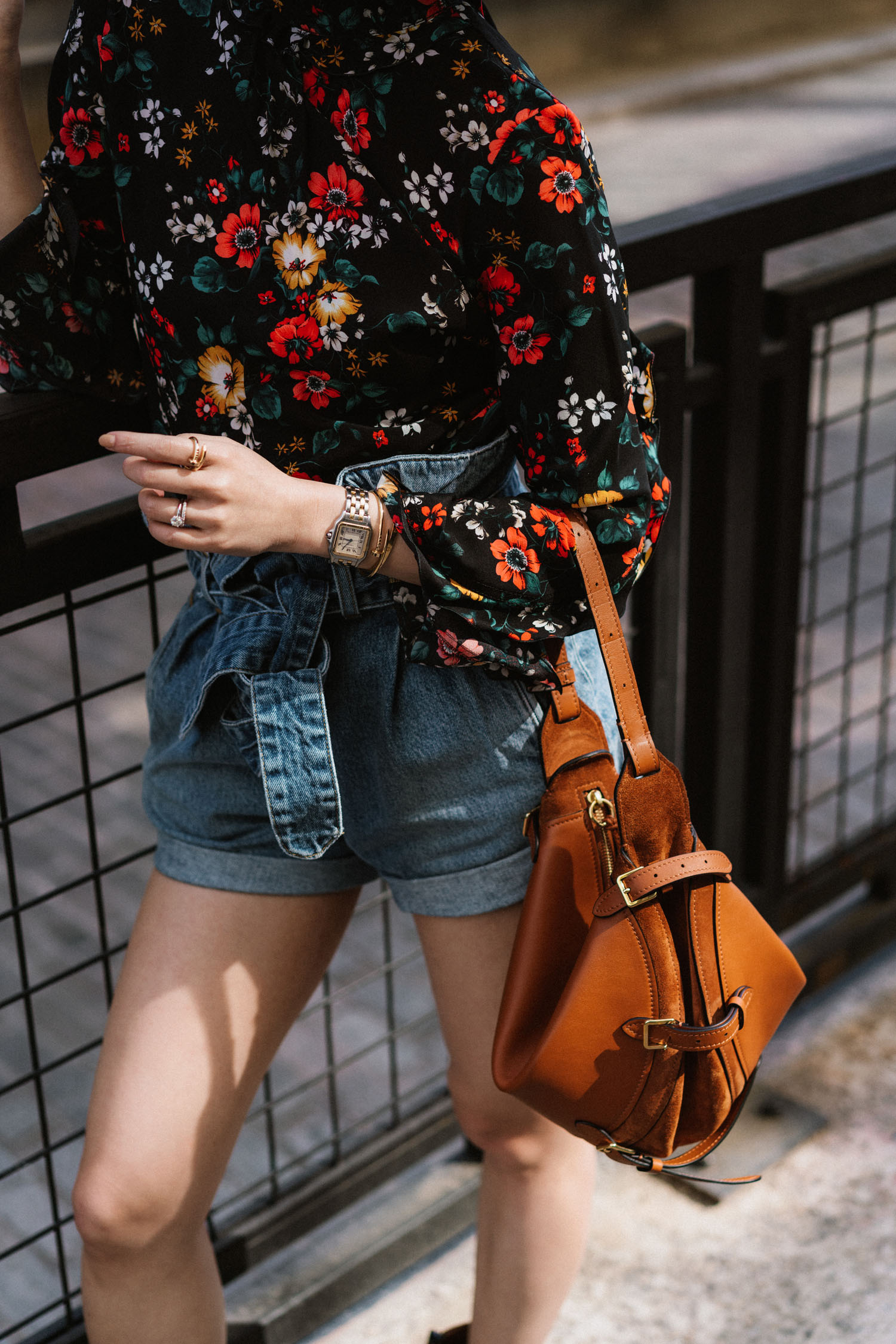 Derek Lam Top,Re / Done + Attico短裤,Altuzarra包,卡地亚手表,环,手镯