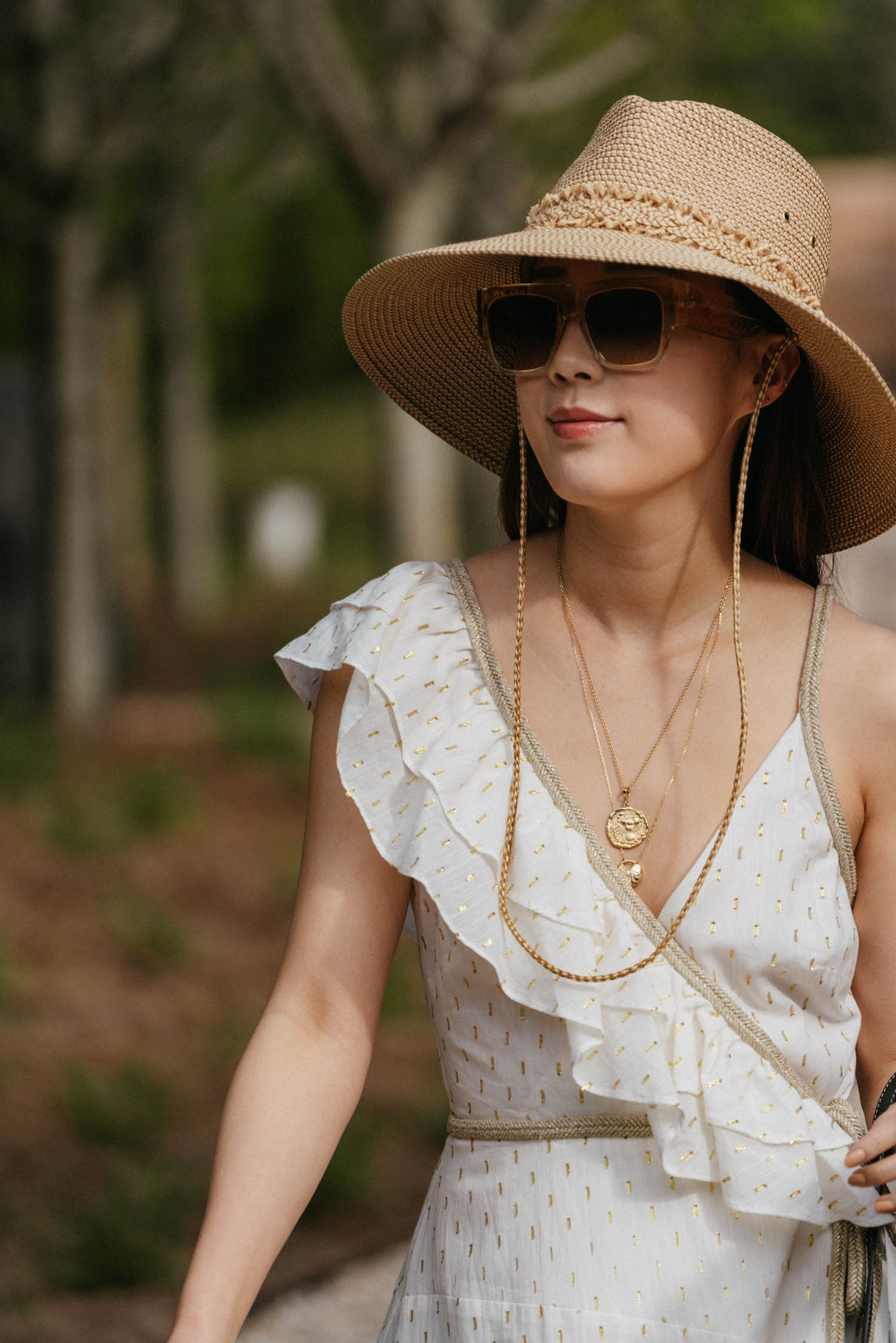 BCBG连衣裙,Loewe包,亲爱的Frances凉鞋,Eric Javits Hat,Celine太阳镜,Azlee项链