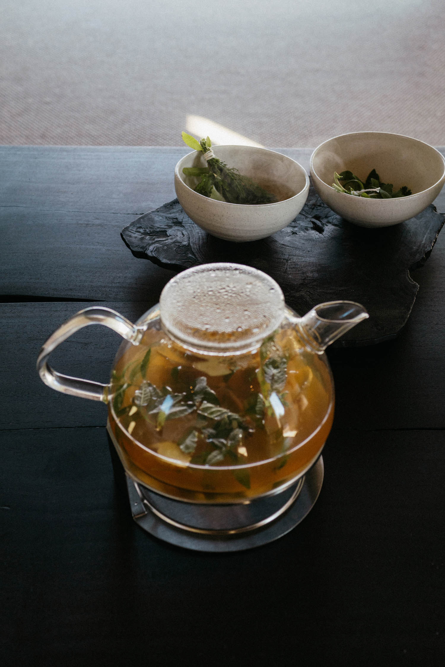 柠檬马鞭草,姜和姜黄与当地蜂蜜,倒在一束觅食的草药