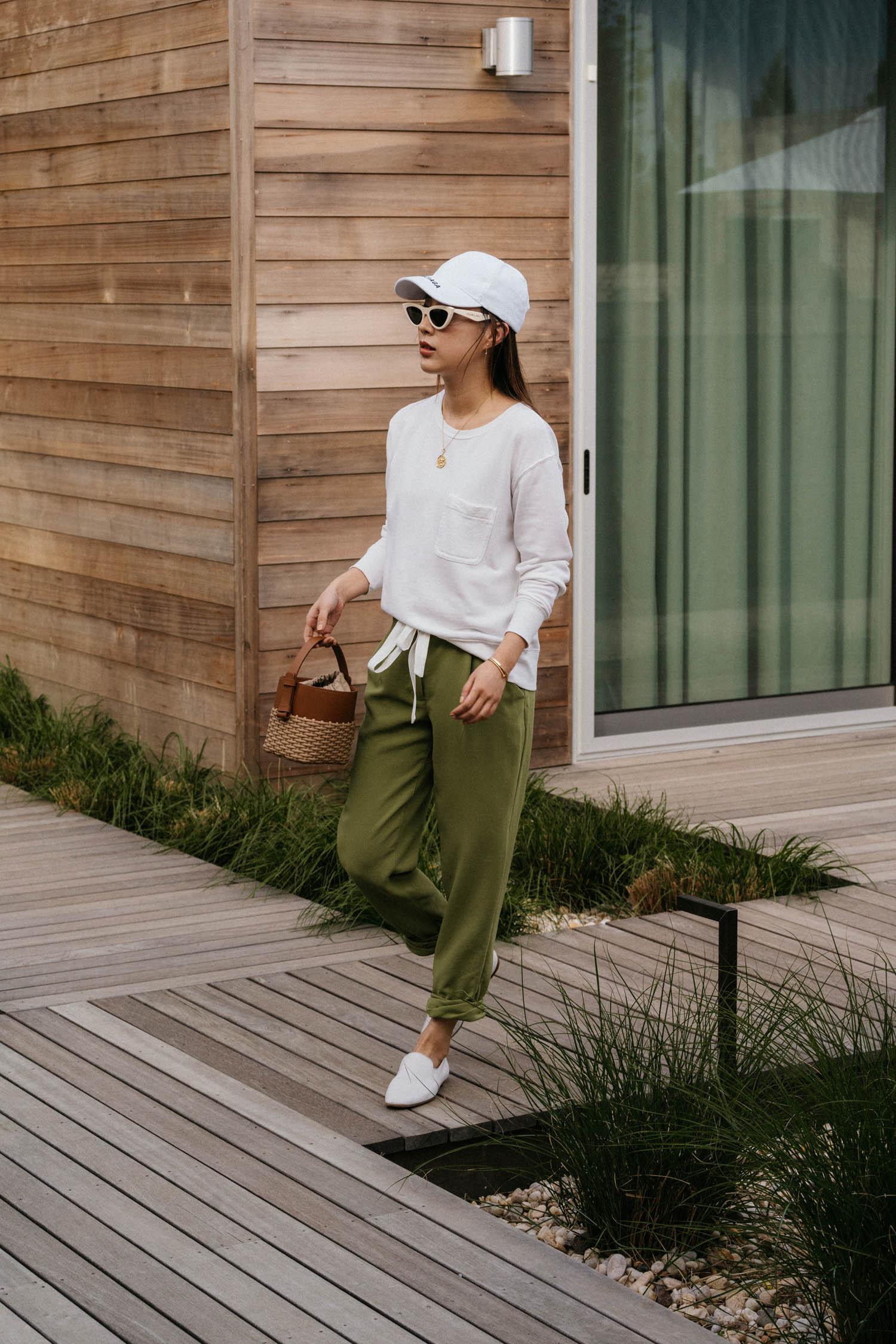 Alex Mill Top,Aritzia裤子,行鞋,Nico Giani Bag,Balenciaga帽,Celine太阳镜