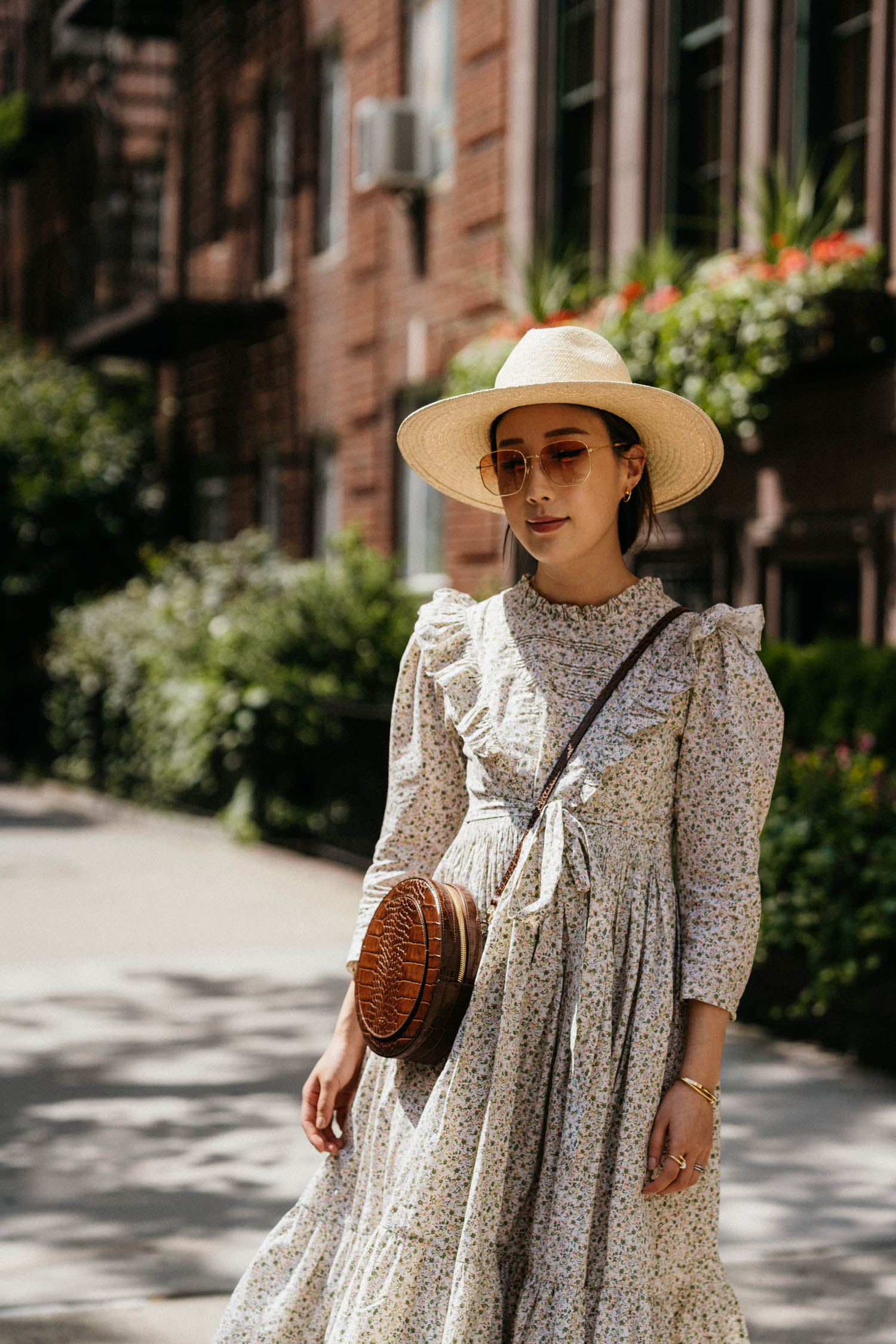 Doen连衣裙,CO包,Gucci太阳镜,Janessa Leone Hat