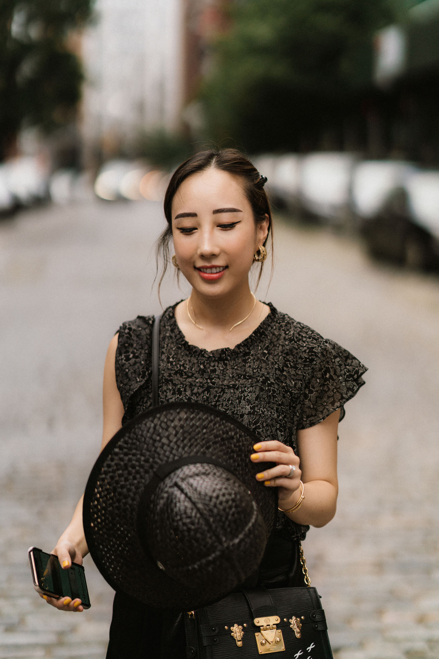 IsabelMarantétoile上衣,Bash Paris Skirt,Louis Vuitton Bag,Pedro Garcia Sandals,Kat Kim Neiklace,Sézane耳环