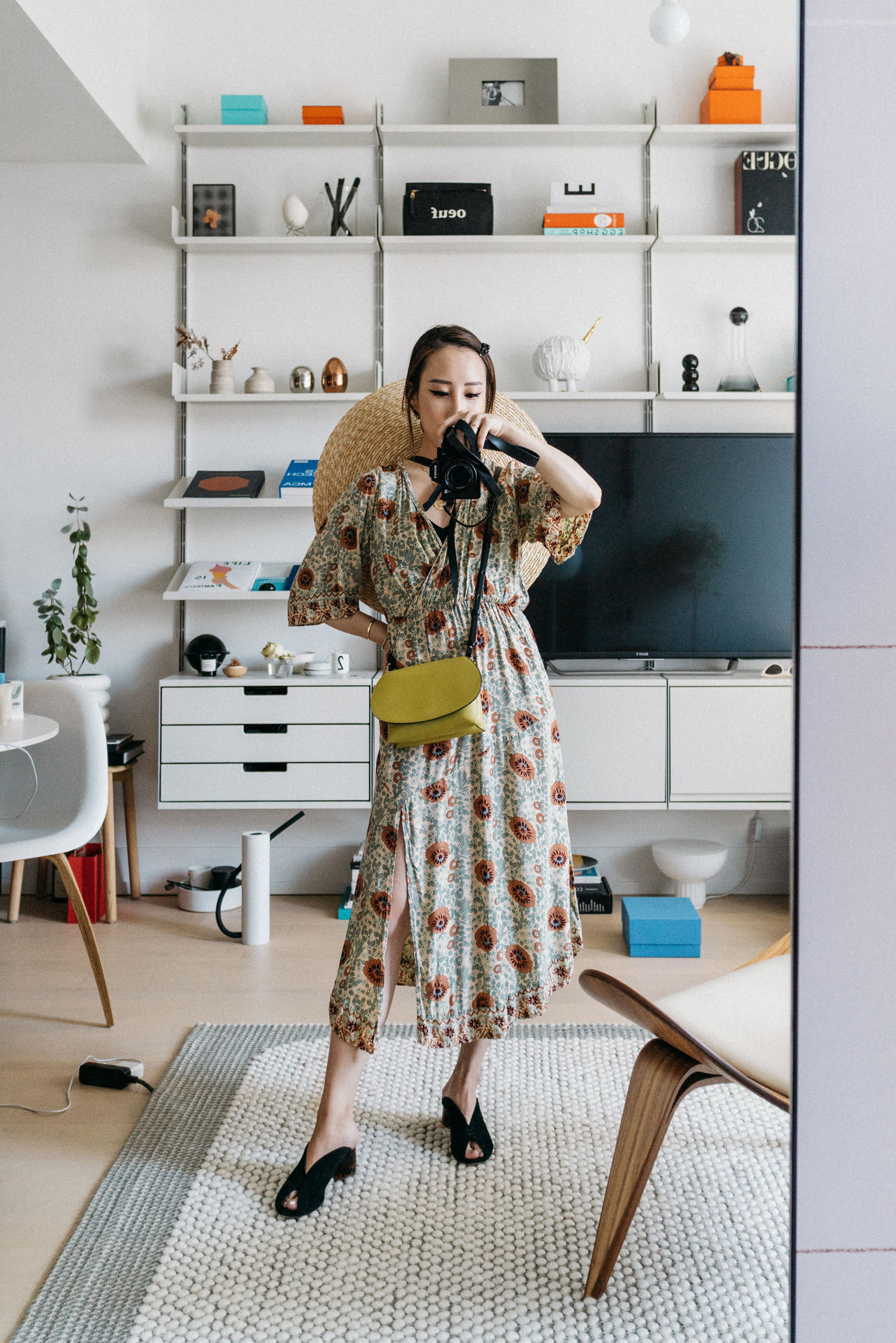 Natalie Martin连衣裙,Smythson Bag,亲爱的Frances鞋,Jacquemus帽子