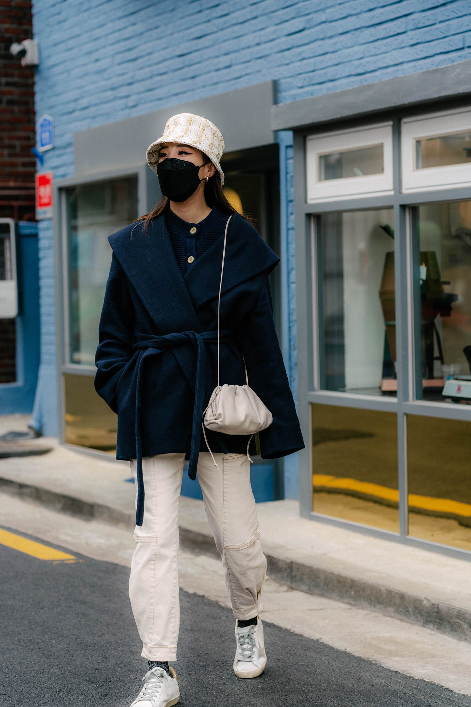 The Row大衣,Alex Mill毛衣,Ulla Johnson裤子,Golden Goose运动鞋,Bottega Veneta包,Maison Michel Hat