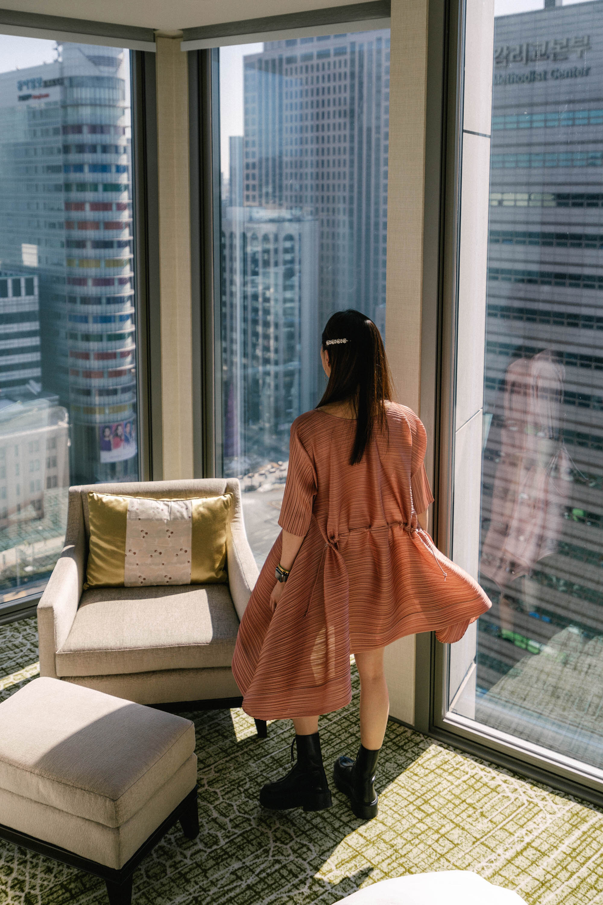 三宅一生(Issey Miyake)连衣裙,The Row靴子,Simone Rocha Pin