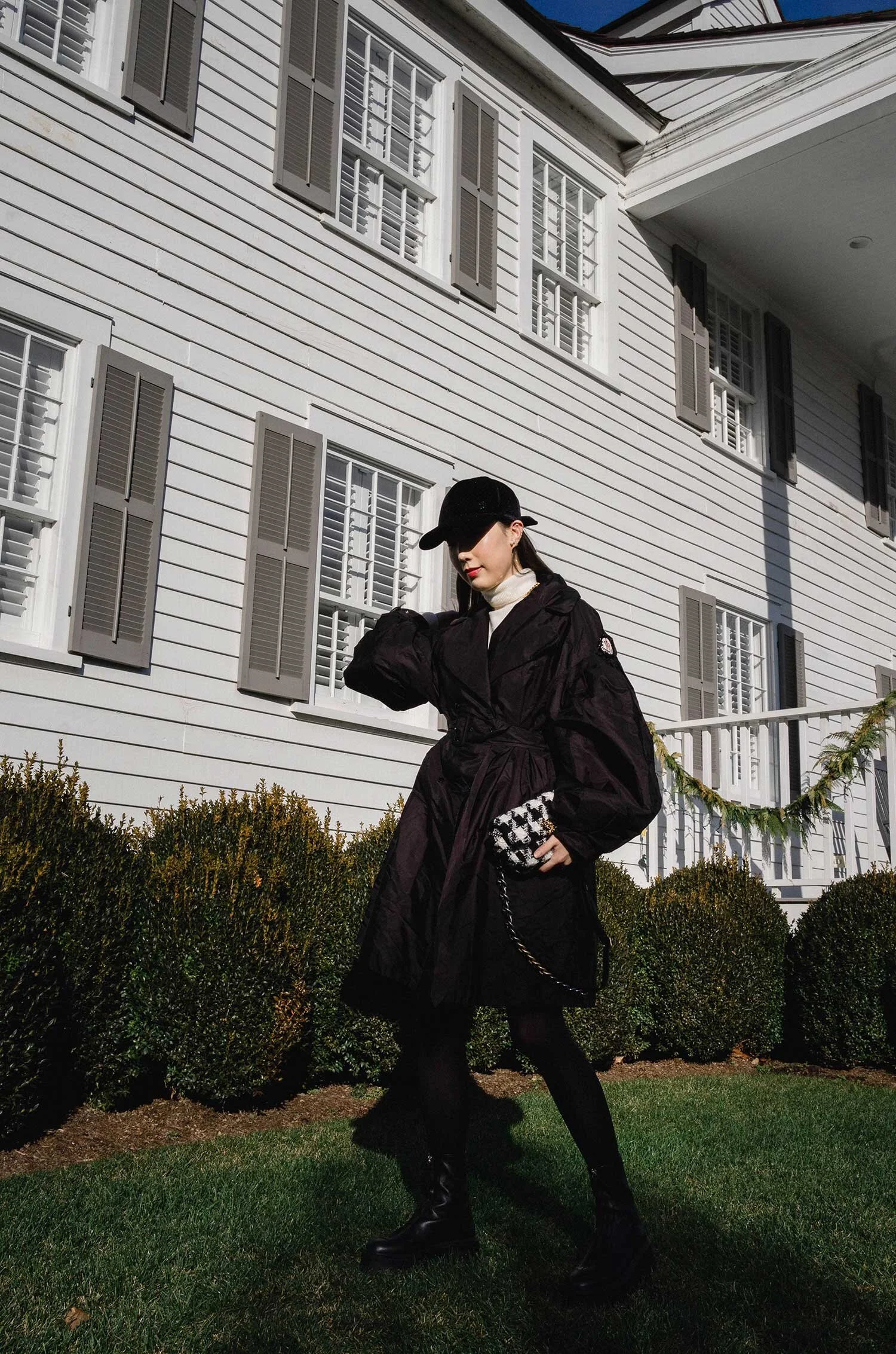 穿着Moncler Simone Rocha外套,Uniqlo x jil砂光毛衣,行靴,Chanel包,Maison Michel Cap
