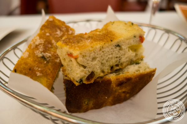 Focaccia at..  Trattoria Dell'Arte在纽约,纽约