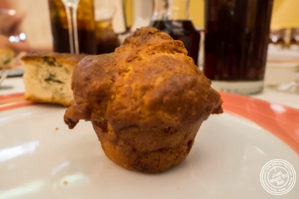 Prosciutto松饼at.  Trattoria Dell'Arte在纽约,纽约