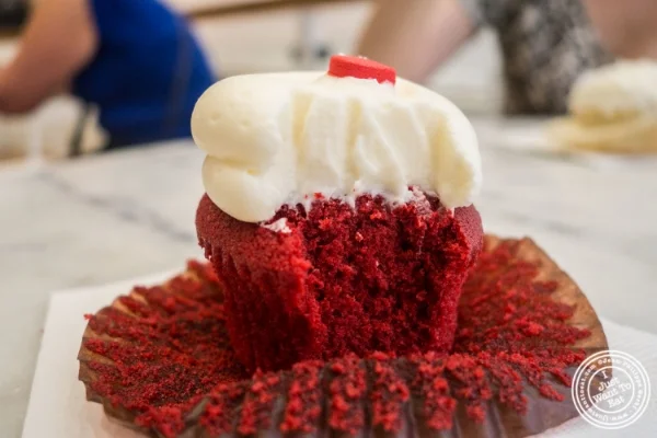 Red Velvet cupcake at 乔治敦杯形中国体育网直播在Soho,纽约,纽约