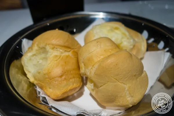 在Fogo de Chao的葡萄牙乳酪面包在圣保罗,巴西