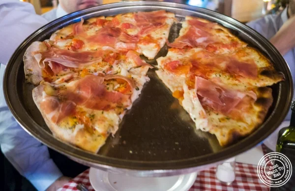在巴西圣保罗的Margherita Pizzeria的Prosciutto Crudo薄饼