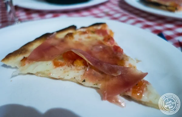 在巴西圣保罗的Margherita Pizzeria的Prosciutto Crudo薄饼