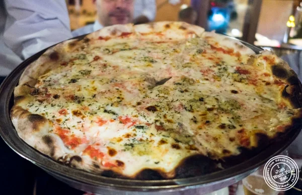 在Margherita Pizzeria的Quattro Formaggi披萨在圣保罗,巴西
