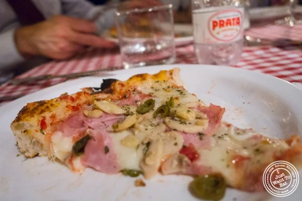 在Margherita Pizzeria的火腿和蘑菇薄饼在圣保罗,巴西