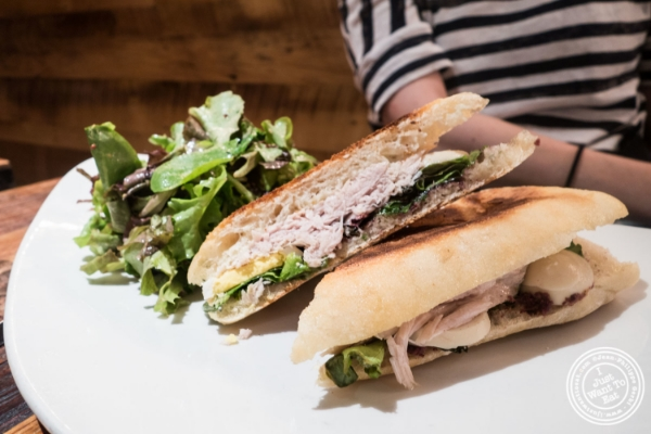 Nicoise Panani at. 在切尔西市场,纽约,纽约的柜台和手枪