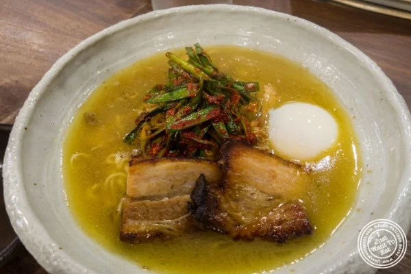 鸡肉拉面用猪肚at Mokbar,韩国拉面在切尔西市场 