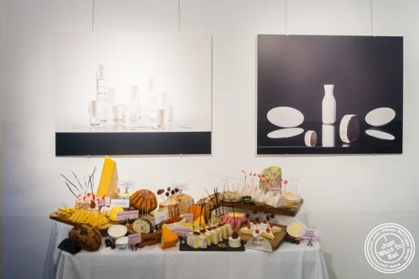 牛奶从奶酪板的摄影师哥伦比亚牧董展