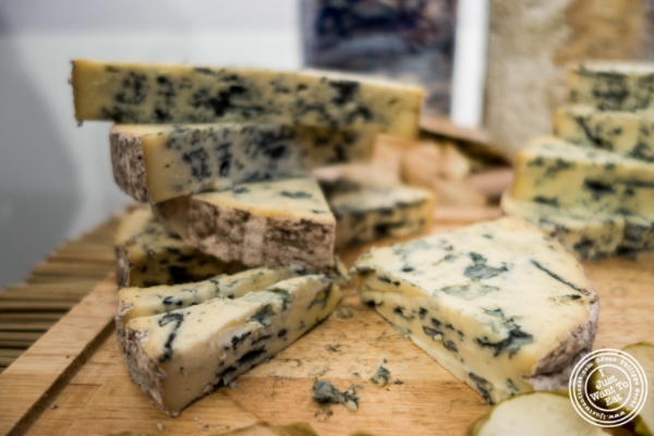 Fourme d'ambert. 在法国奶酪板