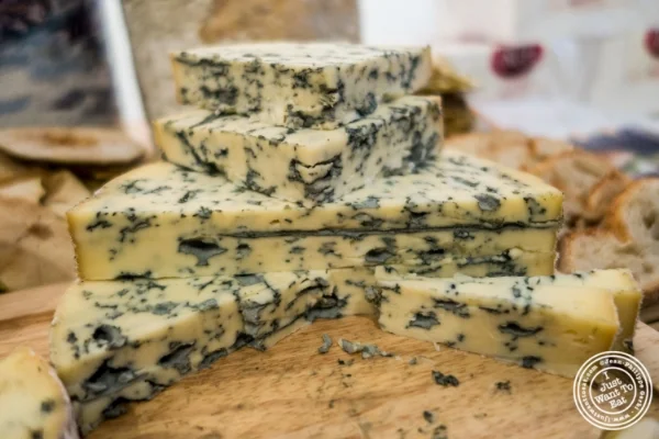 Fourme d'ambert. 在法国奶酪板