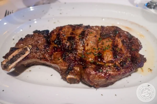 骨头ribeye at  Mastro的中国体育网直播馆在纽约,纽约 