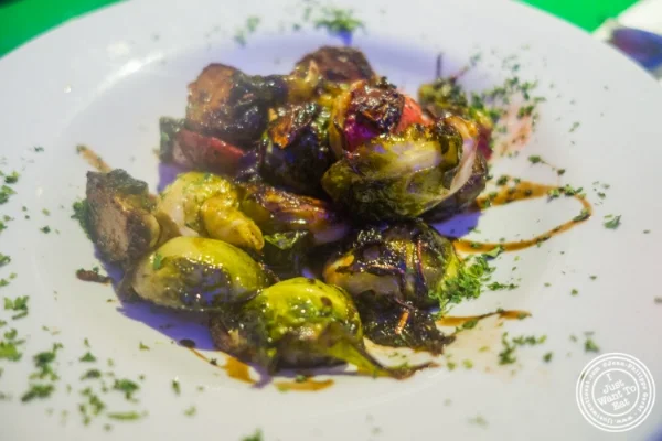 炒Bruseels Sprouts 勒村纽约,纽约 