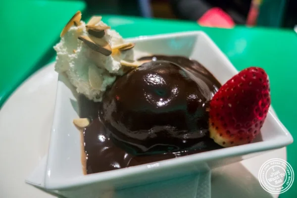 profiterolles au chocolat at 勒村纽约,纽约 