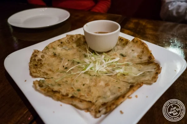 葱煎饼at.  Saigon 48,亚洲餐厅近时代广场,纽约,纽约