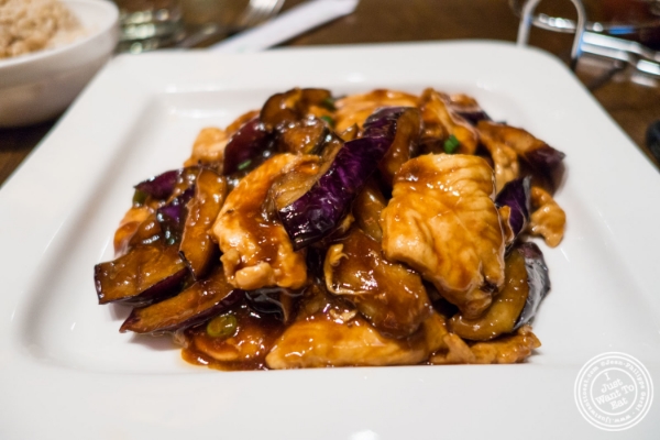 鸡肉和茄子用棕色调味汁  Saigon 48,亚洲餐厅近时代广场,纽约,纽约