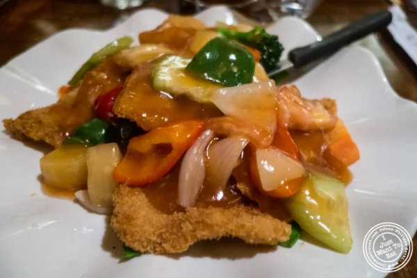 酥脆鱼用甜和酸酱  Saigon 48,亚洲餐厅近时代广场,纽约,纽约