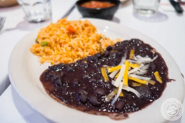 米饭和豆子在  Sombrero,墨西哥餐厅附近的时代广场,纽约,纽约