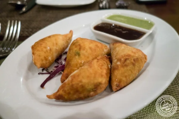 蔬菜萨摩斯at.  East,Nyc,纽约市中心的印度餐厅