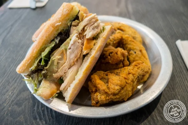 鸡三明治和翅膀在 Poulette,烤肉鸡,地狱's Kitchen, NYC, New York