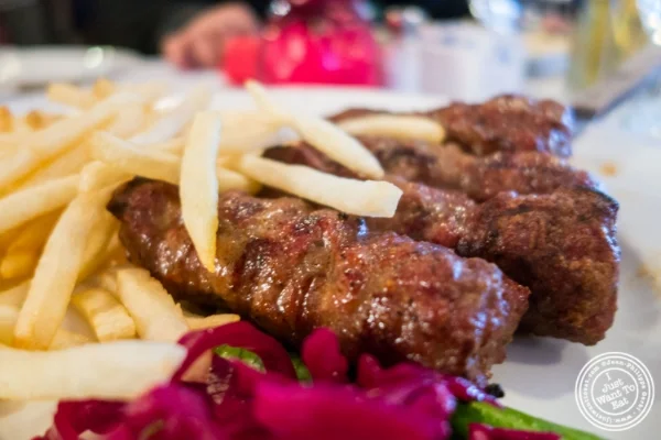 罗马尼亚香肠或法式香肠 fries at 布加勒斯特,罗马尼亚餐厅,在皇后区森尼赛德
