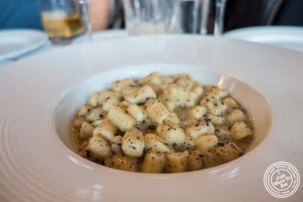 Gnocchitrufféaalaparisennede Nicolas,或用黑松露荚的自制Gnocchi at Bagatelle 在纽约纽约纽约州肉类区